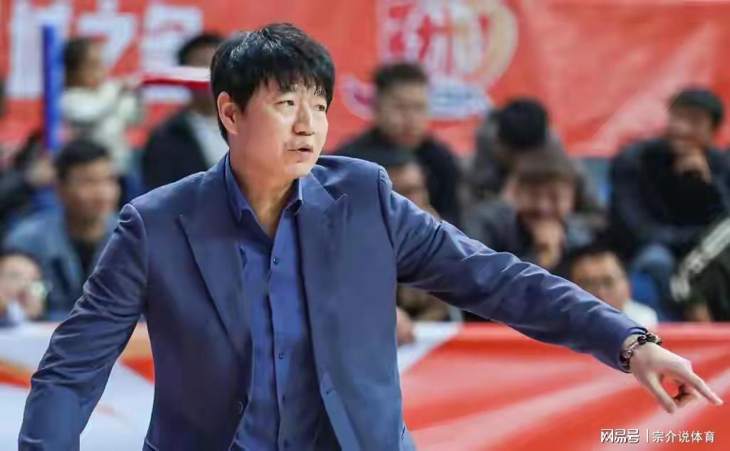 CBA又闹大笑话，裁判肆无忌惮太嚣张，逼得翻译扇嘴巴还被罚