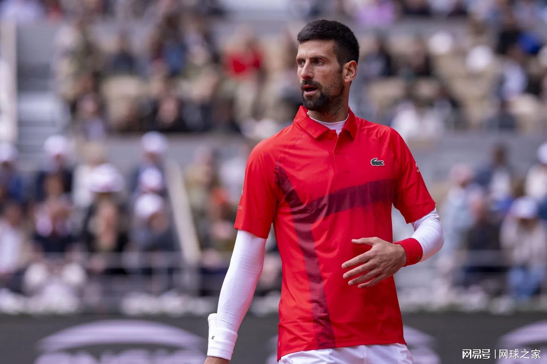 开云体育-德约澳网战袍公布，国外球迷怒批赞助商：一如既往又丑又无聊！