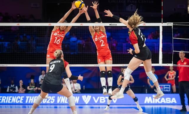 中国女排“让二追三”取三连胜 年轻队员获锻炼机会