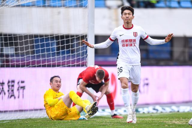 开云下载-蓉城“菜地”里抢3分直逼榜首 下轮与申花强强对话