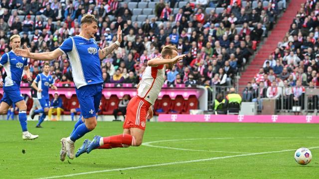 开云-诺伊尔时隔323天后精彩复出，被3红8球和凯恩抢戏