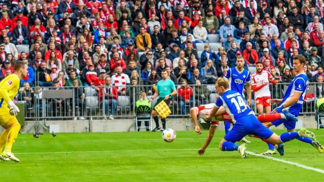 开云-诺伊尔时隔323天后精彩复出，被3红8球和凯恩抢戏