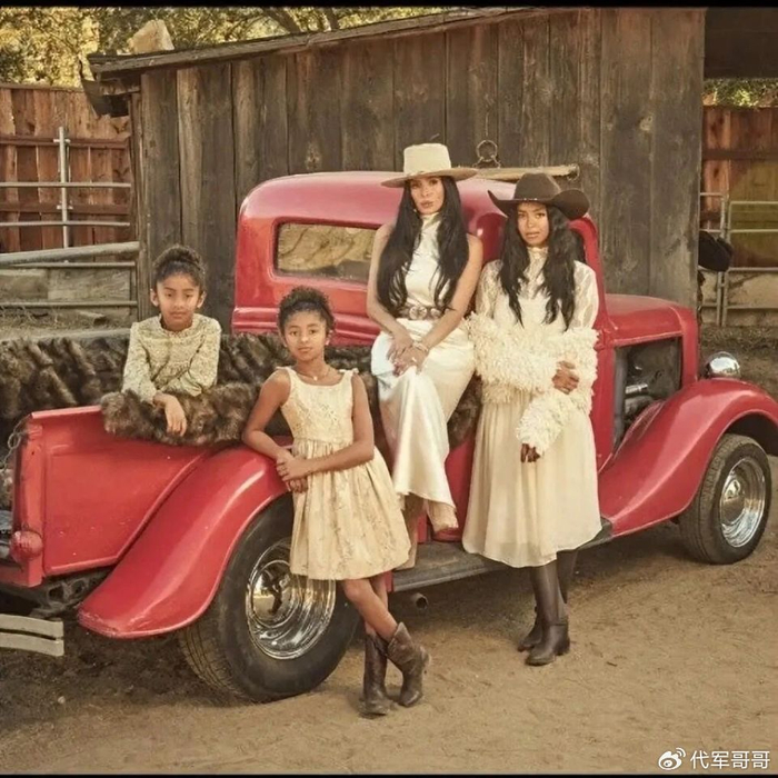 科比去世6年，瓦妮莎瘦60斤依旧美艳，没有再婚带着3个女儿生活|科比·布莱恩特|科比-布莱恩特|家庭|卡普里|小女儿_新浪体育_新浪新闻