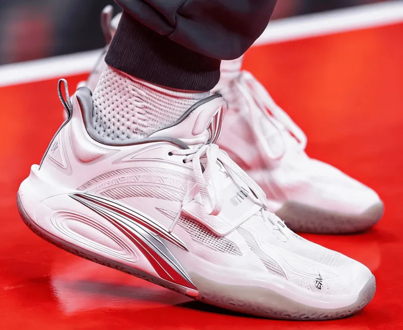 麦康奈尔穿着安踏KAI1，替补贡献23分8助攻4抢断