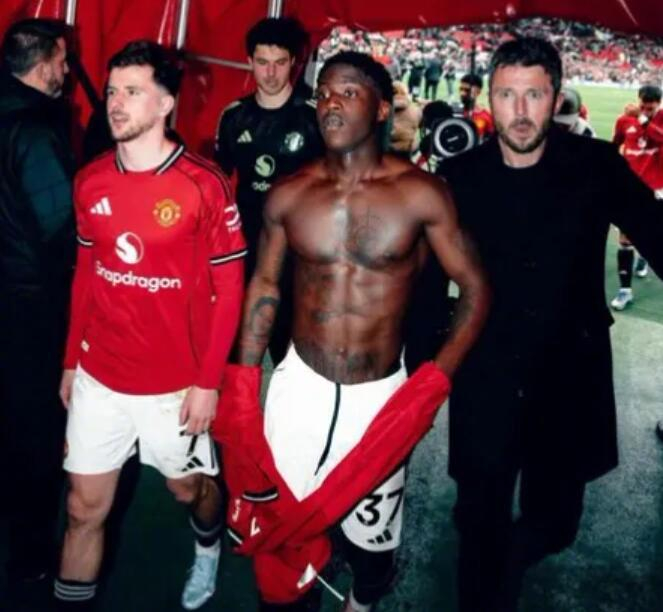 开云APP-曼联确认与梅努续约意向，卡里克称其为未来基石|罗马诺|中场核心|科比·梅努|科比|播客_新浪体育_新浪新闻