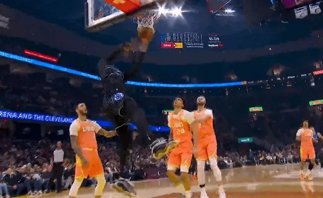 萨格斯反击接球单臂劈扣得手，魔术领先骑士到10分