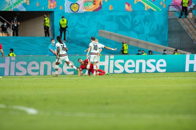 开云APP-惨胜晋级又折双核 比利时踢得难看怪飞机坐太多？