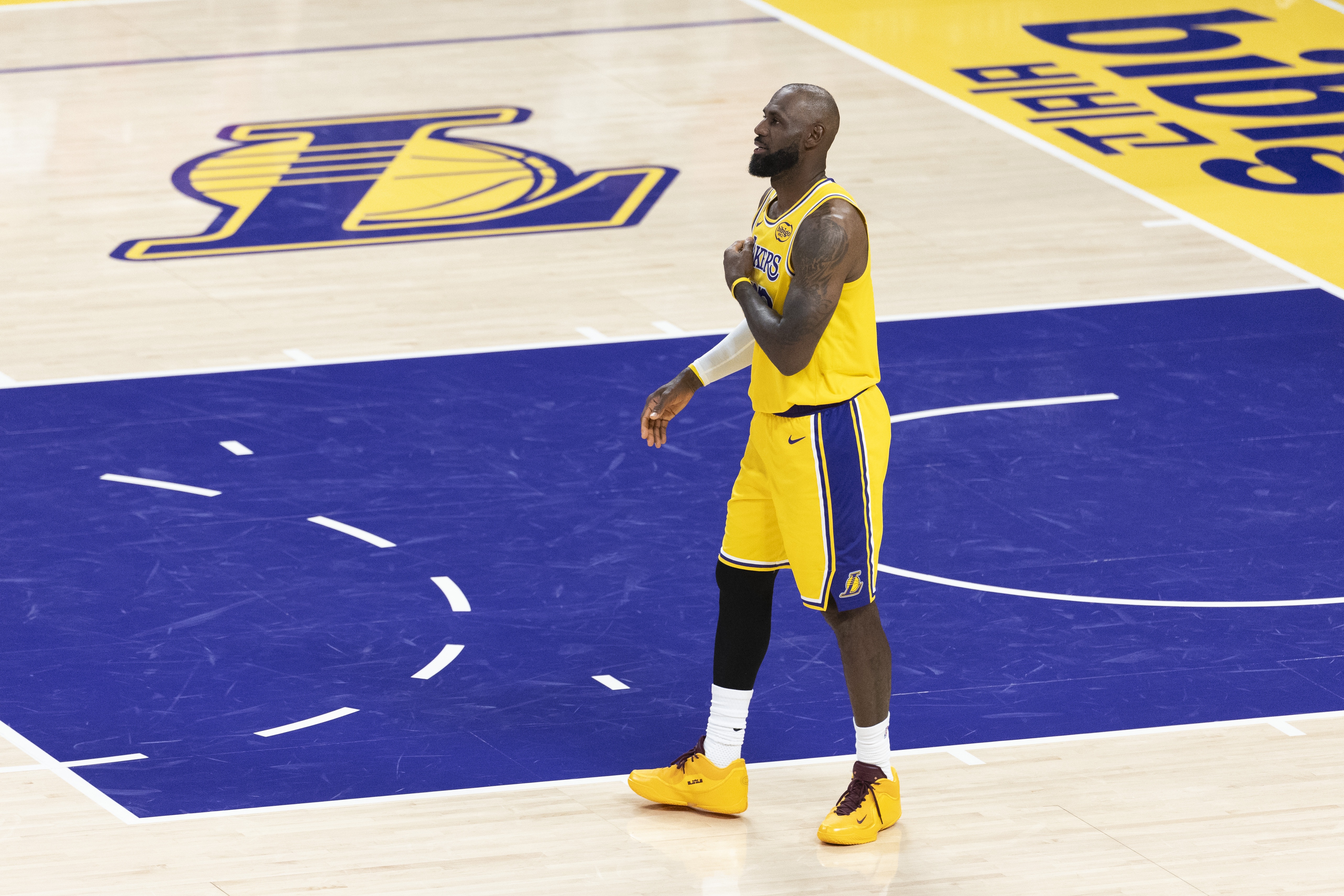 开云官网-Shams：詹姆斯本人&amp;联盟感觉他会再打一年 湖人表现影响他的未来