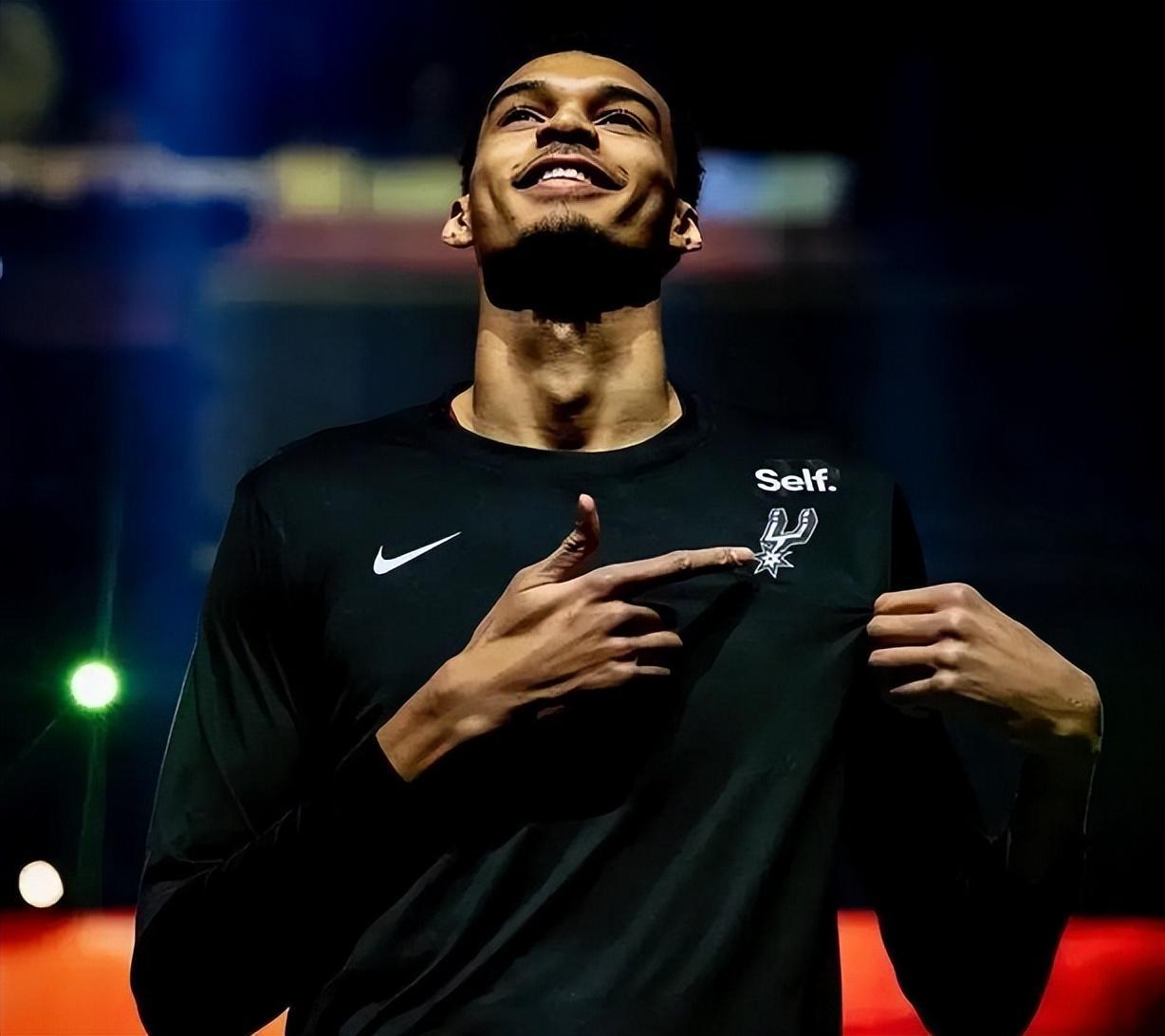 开云-32分12板8助2断4帽！文班亚马复制姚明神迹，战神卡要小心了