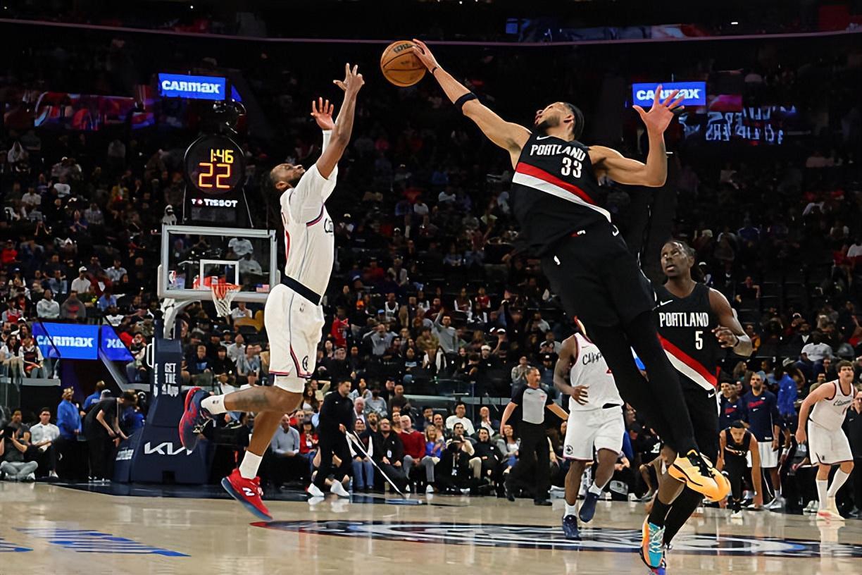 开云APP-攻防两端的表现都很不理想，快船后场新援这是打不了硬仗吗？